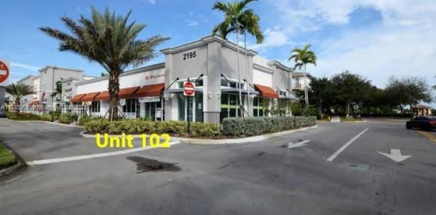 Коммерческая недвижимость в Мирамар, Флорида № 691239