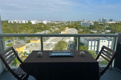 Condo in North Miami, Florida, 2 bedrooms  № 940529 - photo 6