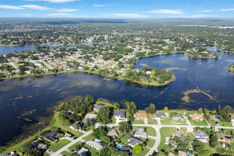 House in Deltona, Florida 4 bedrooms, 228.63 sq.m. № 1382754 - photo 10