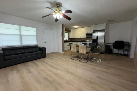 Condo in North Miami, Florida, 1 bedroom  № 1316142 - photo 9