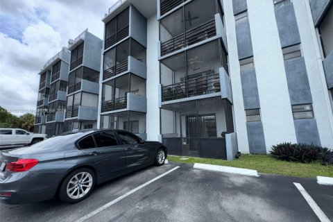 Condominio en venta en North Miami, Florida, 1 dormitorio, 64.2 m2 № 1316142 - foto 4