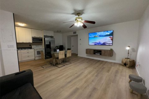 Condo in North Miami, Florida, 1 bedroom  № 1316142 - photo 8