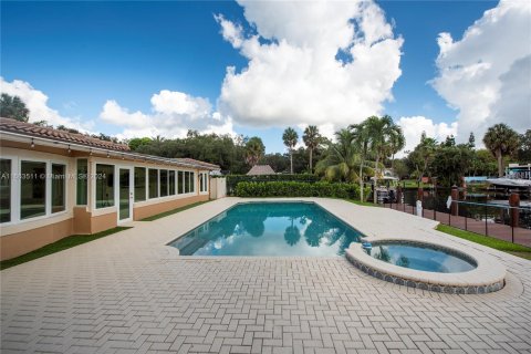 House in Fort Lauderdale, Florida 5 bedrooms, 287.25 sq.m. № 1388186 - photo 12