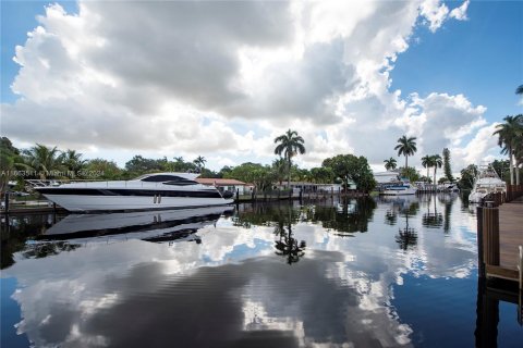 House in Fort Lauderdale, Florida 5 bedrooms, 287.25 sq.m. № 1388186 - photo 1