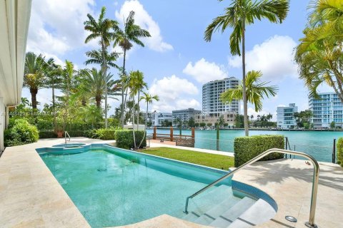 Villa ou maison à vendre à Bal Harbour, Floride: 4 chambres, 633.87 m2 № 705391 - photo 13