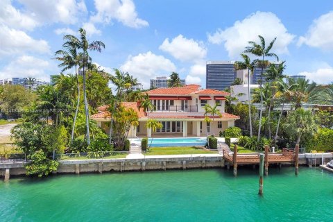Villa ou maison à vendre à Bal Harbour, Floride: 4 chambres, 633.87 m2 № 705391 - photo 1