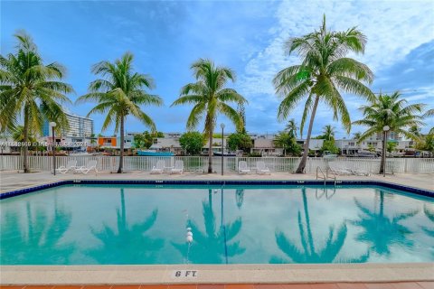 Condo in Miami Beach, Florida, 1 bedroom  № 1321468 - photo 10