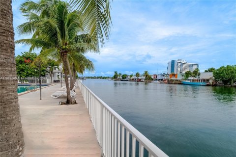 Condo in Miami Beach, Florida, 1 bedroom  № 1321468 - photo 11