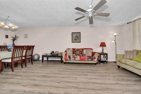 Condo in Pembroke Pines, Florida, 2 bedrooms  № 1185179 - photo 23