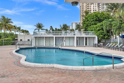 Copropriété à vendre à Miami Beach, Floride: 2 chambres, 104.24 m2 № 1356926 - photo 27