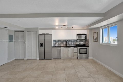 Condo in Miami Beach, Florida, 1 bedroom  № 1356975 - photo 12