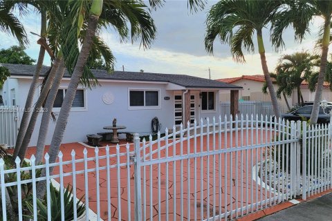 Villa ou maison à vendre à Hialeah, Floride: 4 chambres, 136.38 m2 № 889947 - photo 2