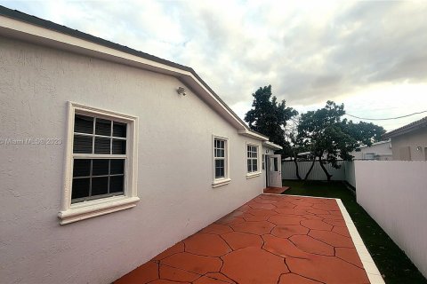 Villa ou maison à vendre à Hialeah, Floride: 4 chambres, 136.38 m2 № 889947 - photo 5