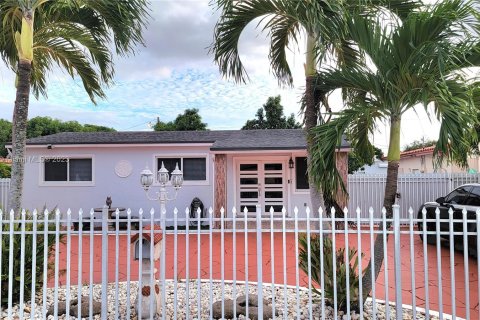 Villa ou maison à vendre à Hialeah, Floride: 4 chambres, 136.38 m2 № 889947 - photo 1
