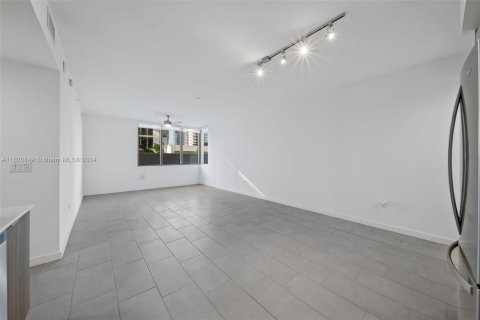 Apartamento en alquiler en Miami, Florida, 3 dormitorios, 134.43 m2 № 1280824 - foto 8