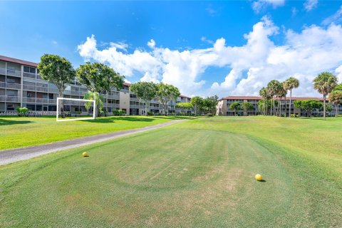 Condo in Pembroke Pines, Florida, 2 bedrooms  № 1327997 - photo 13