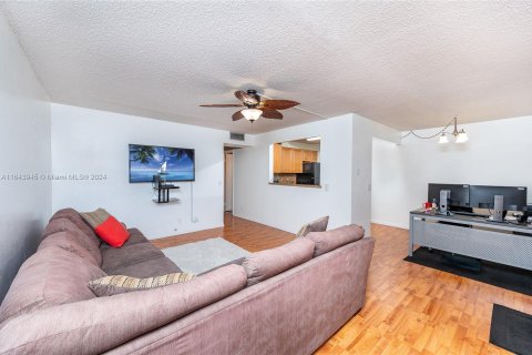 Condo in Pembroke Pines, Florida, 2 bedrooms  № 1327997 - photo 3