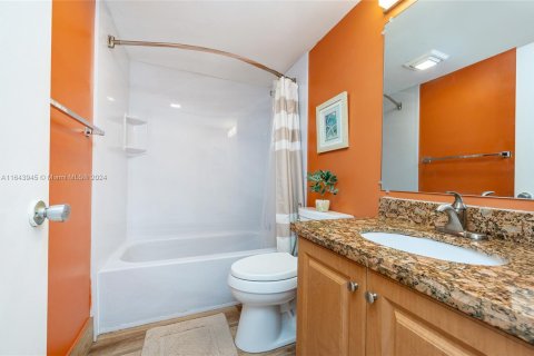 Condo in Pembroke Pines, Florida, 2 bedrooms  № 1327997 - photo 6