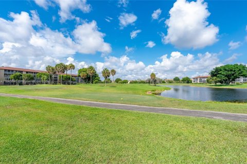 Condo in Pembroke Pines, Florida, 2 bedrooms  № 1327997 - photo 12