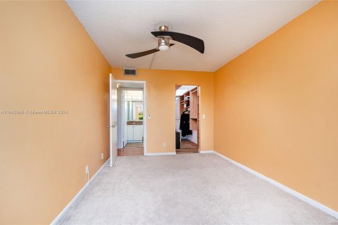 Condo in Pembroke Pines, Florida, 2 bedrooms  № 1327997 - photo 8