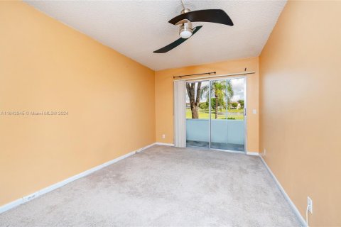 Condo in Pembroke Pines, Florida, 2 bedrooms  № 1327997 - photo 7