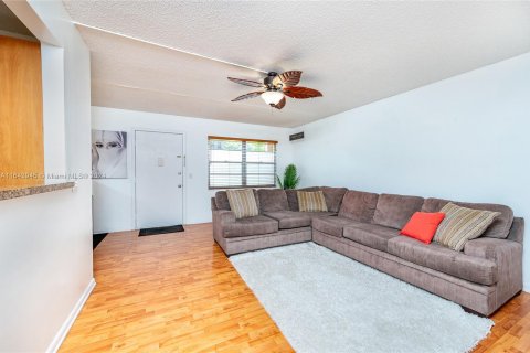 Condo in Pembroke Pines, Florida, 2 bedrooms  № 1327997 - photo 1