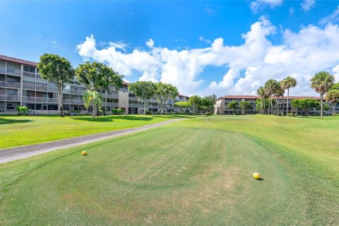 Condo in Pembroke Pines, Florida, 2 bedrooms  № 1327997 - photo 14