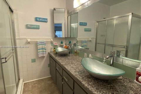 Propiedad comercial en venta en Bay Harbor Islands, Florida № 1294339 - foto 12