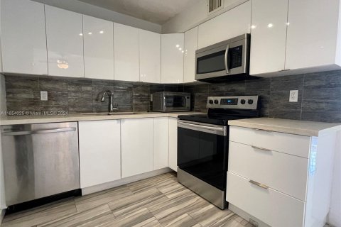 Apartamento en alquiler en Lauderhill, Florida, 1 dormitorio, 74.32 m2 № 1348984 - foto 2