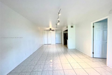 Appartement à louer à Lauderhill, Floride: 1 chambre, 74.32 m2 № 1348984 - photo 4