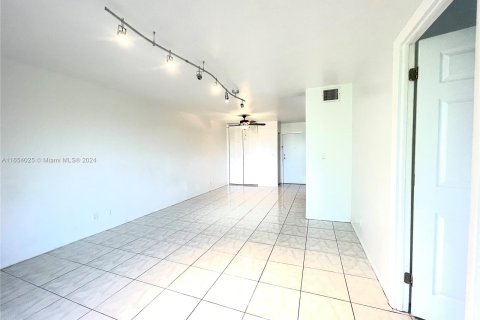 Appartement à louer à Lauderhill, Floride: 1 chambre, 74.32 m2 № 1348984 - photo 3