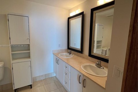 Condo in Miami, Florida, 2 bedrooms  № 1348983 - photo 10