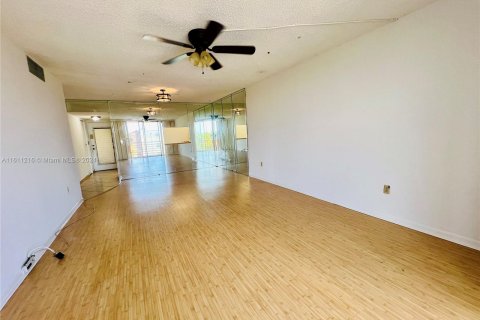 Condo in North Lauderdale, Florida, 2 bedrooms  № 1233399 - photo 2