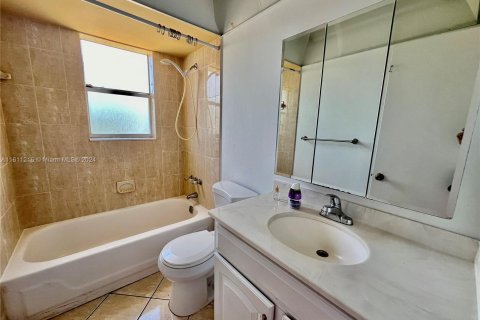 Condo in North Lauderdale, Florida, 2 bedrooms  № 1233399 - photo 8