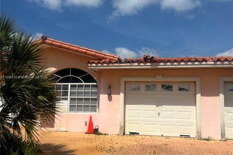 Casa en venta en Hialeah, Florida, 3 dormitorios, 255.57 m2 № 1234003 - foto 5