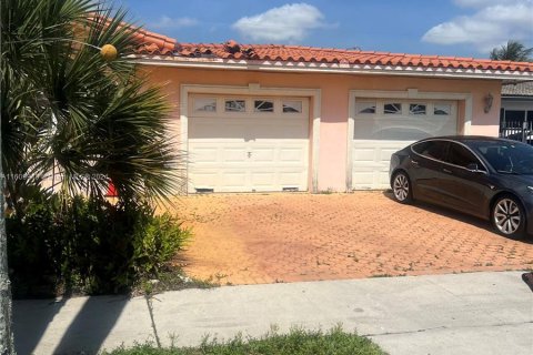 House in Hialeah, Florida 3 bedrooms, 255.57 sq.m. № 1234003 - photo 4