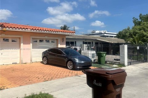 Casa en venta en Hialeah, Florida, 3 dormitorios, 255.57 m2 № 1234003 - foto 2