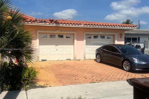 Casa en venta en Hialeah, Florida, 3 dormitorios, 255.57 m2 № 1234003 - foto 3