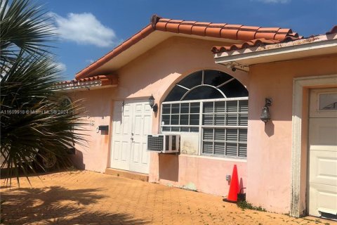 Casa en venta en Hialeah, Florida, 3 dormitorios, 255.57 m2 № 1234003 - foto 6