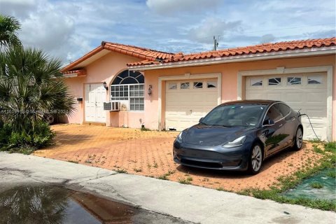 Casa en venta en Hialeah, Florida, 3 dormitorios, 255.57 m2 № 1234003 - foto 1