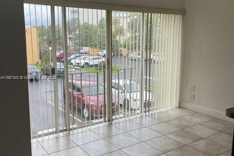 Condo in Miami, Florida, 2 bedrooms  № 1382036 - photo 5