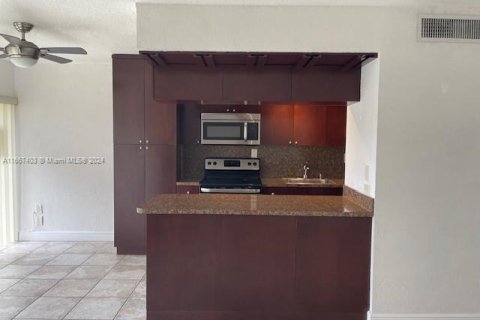 Condo in Miami, Florida, 2 bedrooms  № 1382036 - photo 4