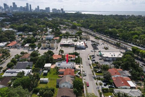 Casa en venta en Miami, Florida, 5 dormitorios, 181.25 m2 № 503921 - foto 3