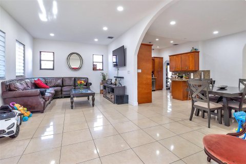 Casa en venta en Miami, Florida, 5 dormitorios, 181.25 m2 № 503921 - foto 12