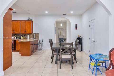 Casa en venta en Miami, Florida, 5 dormitorios, 181.25 m2 № 503921 - foto 11