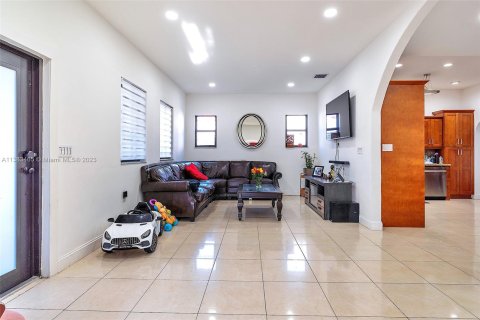 Casa en venta en Miami, Florida, 5 dormitorios, 181.25 m2 № 503921 - foto 13