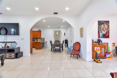 Casa en venta en Miami, Florida, 5 dormitorios, 181.25 m2 № 503921 - foto 10