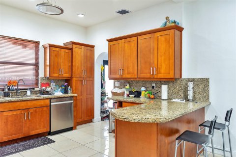 Casa en venta en Miami, Florida, 5 dormitorios, 181.25 m2 № 503921 - foto 22