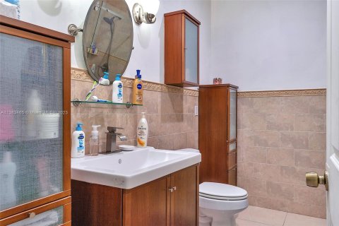 Casa en venta en Miami, Florida, 5 dormitorios, 181.25 m2 № 503921 - foto 28