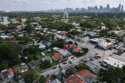 Casa en venta en Miami, Florida, 5 dormitorios, 181.25 m2 № 503921 - foto 1